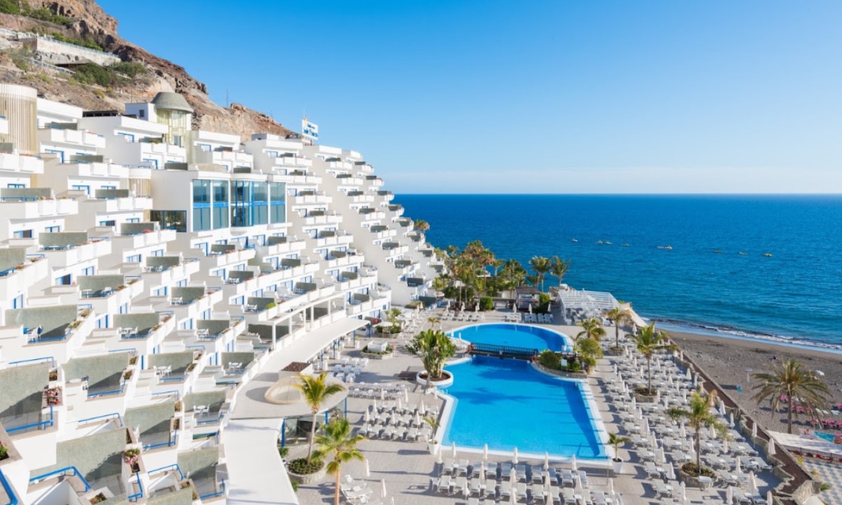 Complejo hotelero TUI BLUE Suite Princess solo adultos junto a la playa y piscinas exteriores.