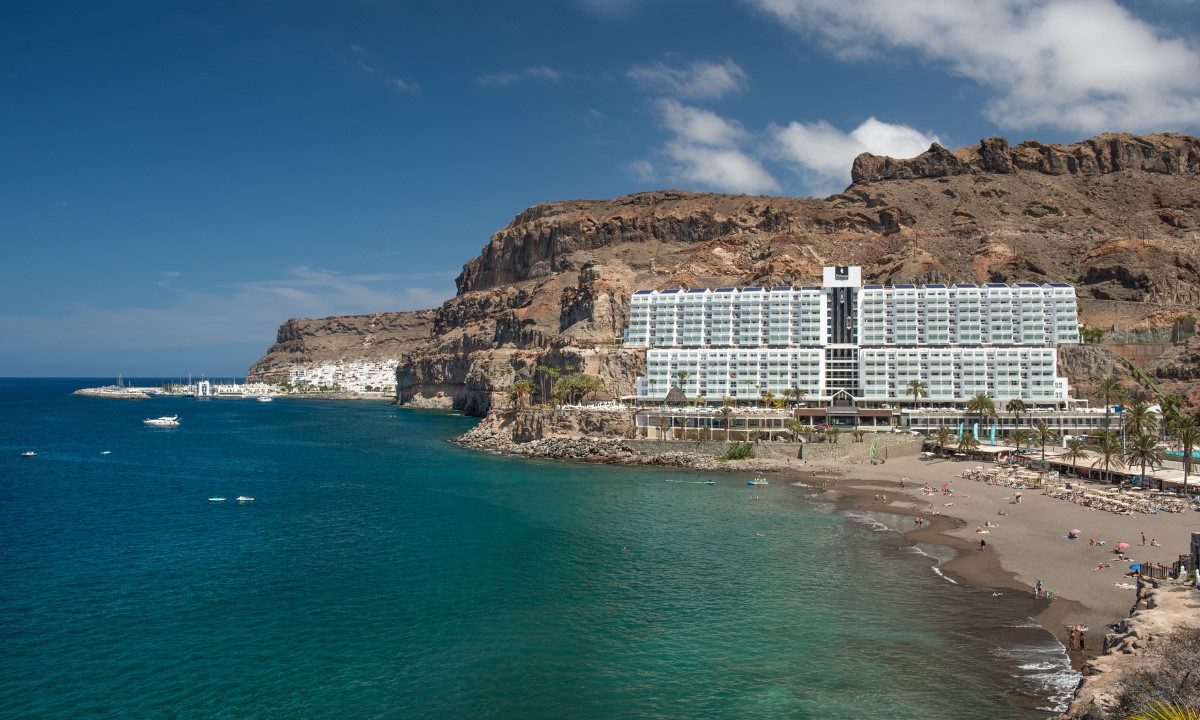 Hotel Princess Taurito en Gran Canaria situado en primera línea de playa, junto a los acantilados de Taurito y el océano Atlántico.