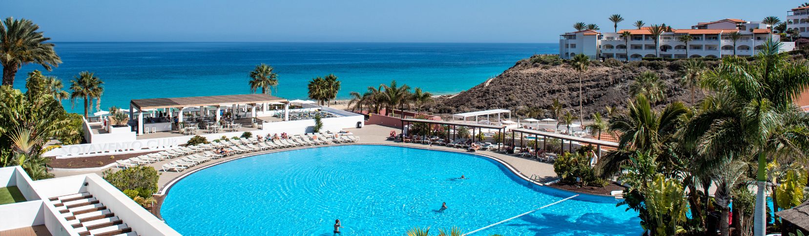 Vista desde el balcón del hotel todo incluido Fuerteventura Princess, piscina tropical y mar.