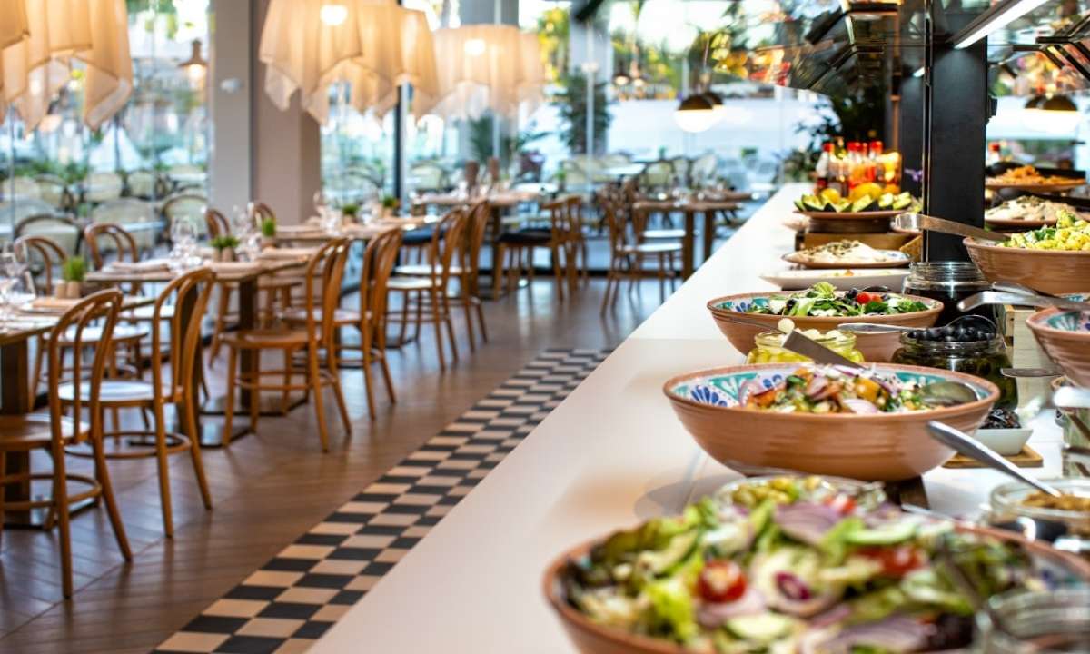 Buffet con platos variados y ensaladas en el restaurante italiano del hotel Maspalomas & Tabaiba Princess.