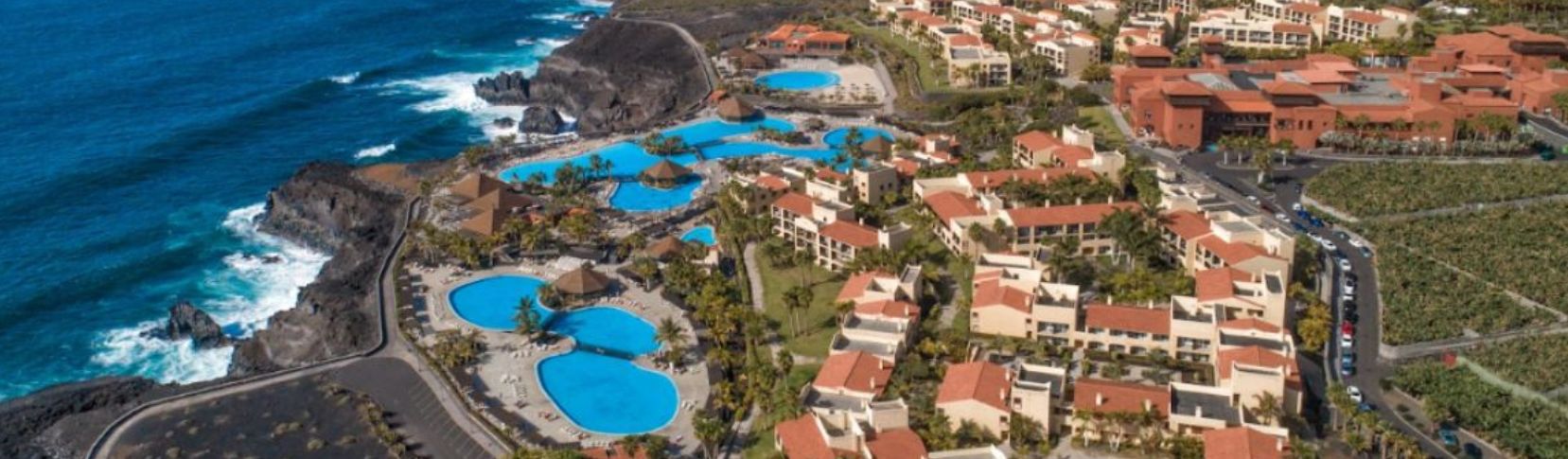 Vista aérea del hotel La Palma Princess junto al mar.