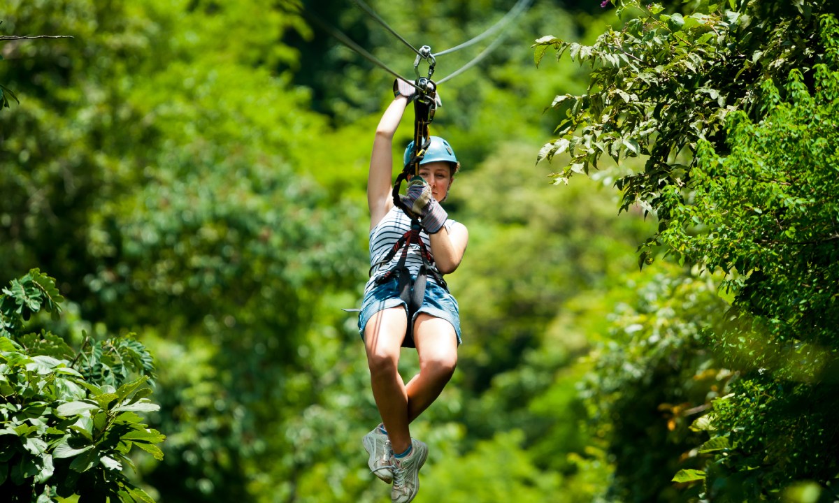 Frau an einer Seilrutsche im Scape Park