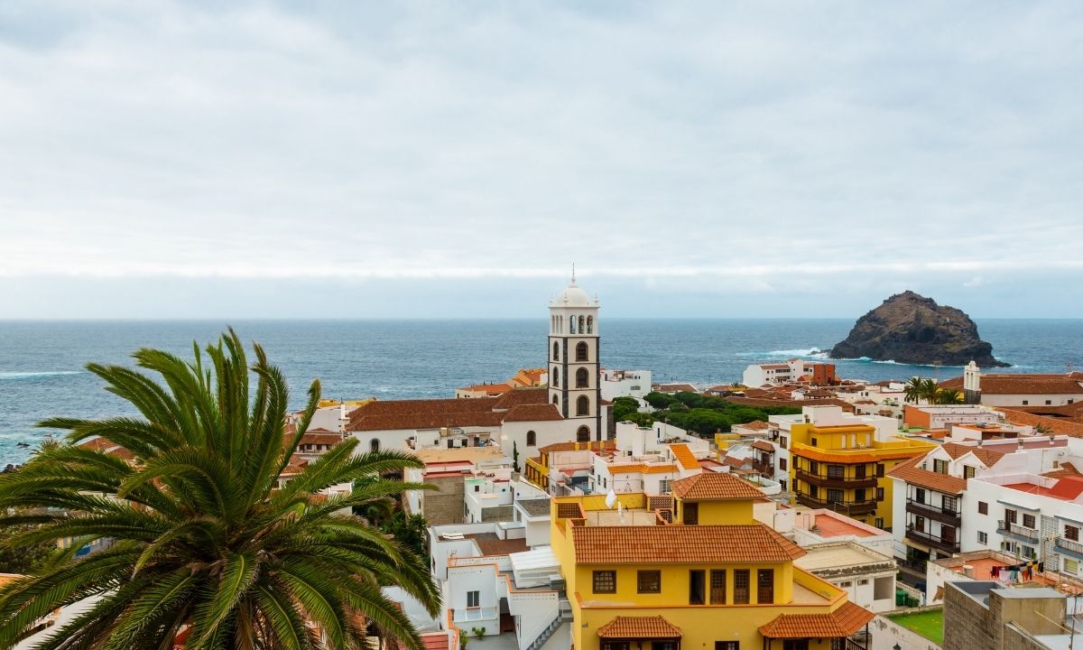 Vistas panorámicas del pueblo de Garachico en Tenerife con su característica torre de iglesia y el Roque de Garachico.