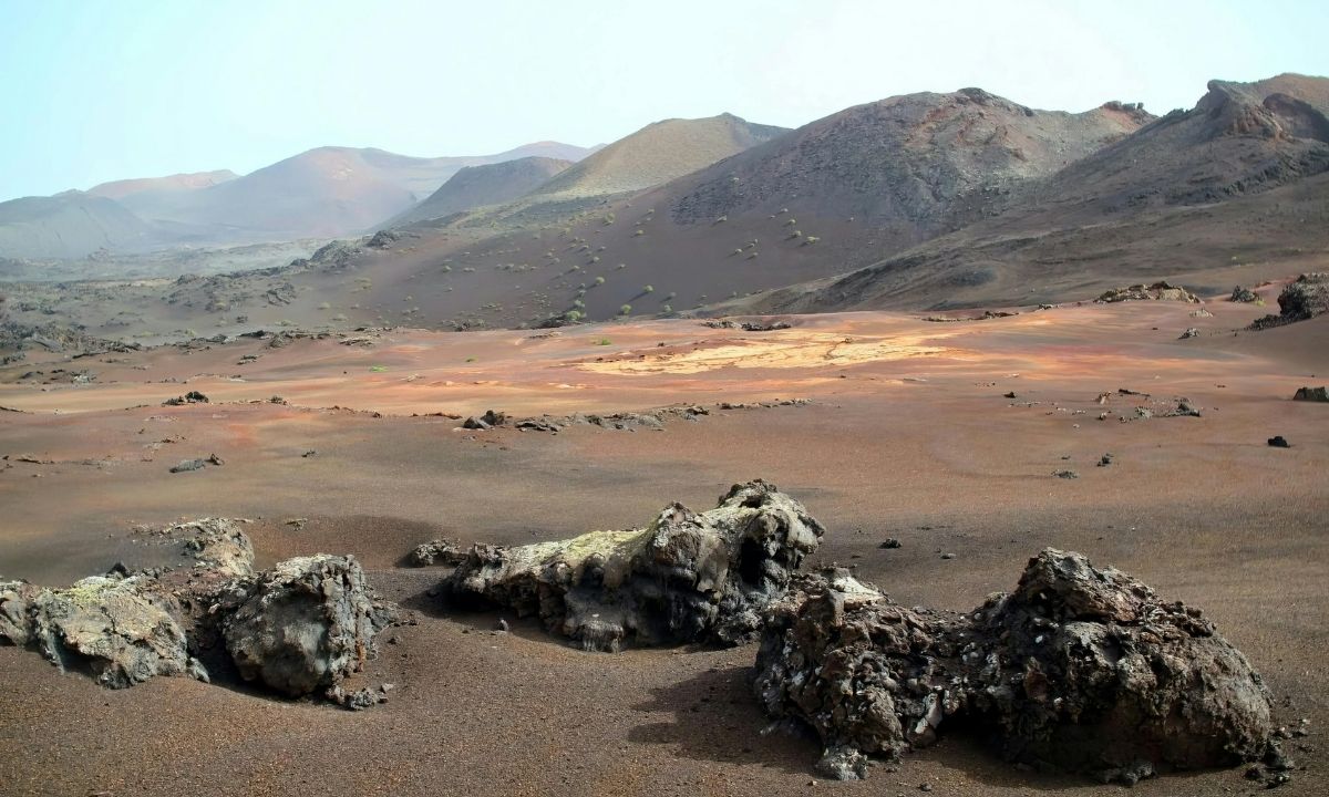 Terreno volcánico árido y rocas de lava en el Parque Nacional de Timanfaya en la isla de Lanzarote, Canarias