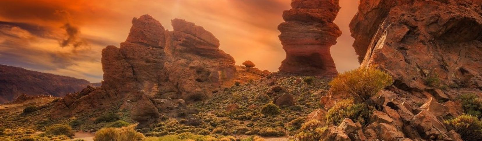 Atardecer espectacular sobre Los Roques de García y el Parque Nacional del Teide en Tenerife, Islas Canarias.