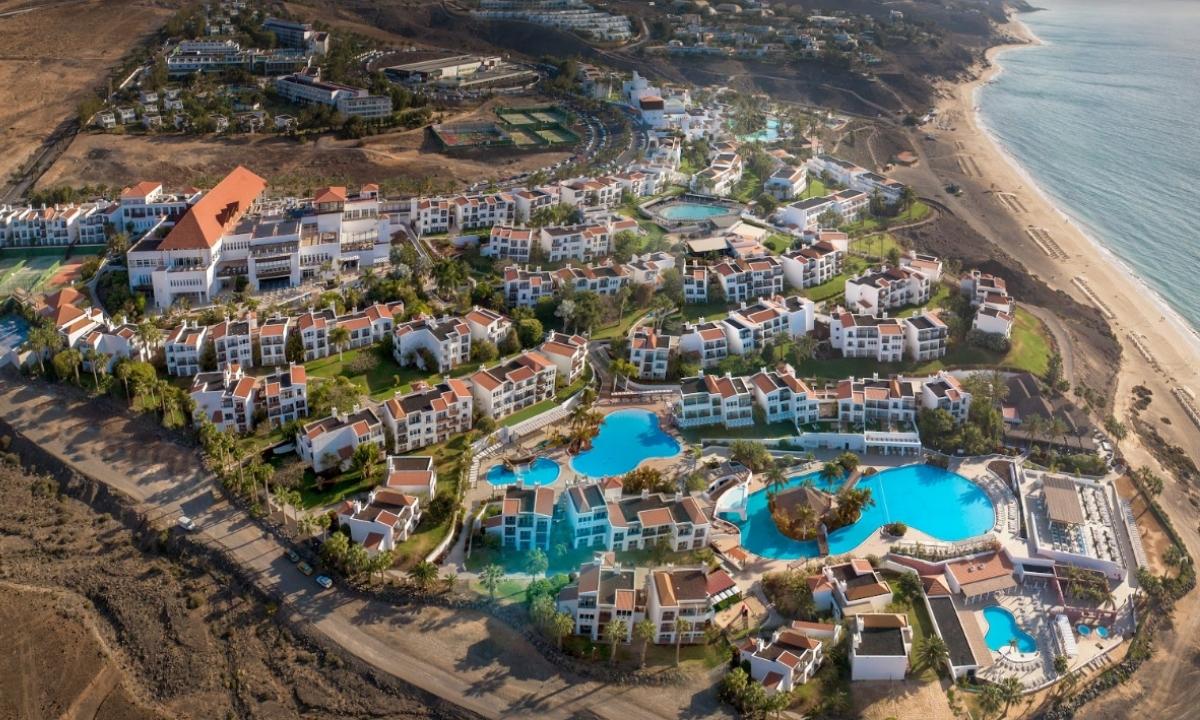 Vista aérea del complejo Fuerteventura Princess junto a la playa en Jandía, Fuerteventura