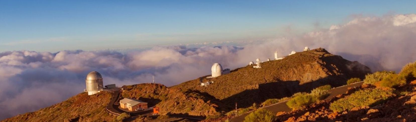 Observatorio astrofísico del Roque de los Muchachos sobre mar de nubes en La Palma