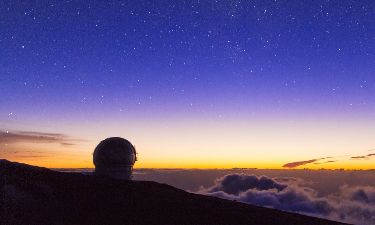 Telescopio en el Roque de los Muchachos al atardecer bajo un cielo estrellado en La Palma