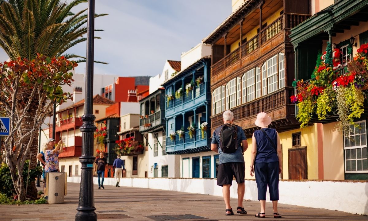 Pareja caminando por la avenida de los balcones típicos de Santa Cruz de La Palma