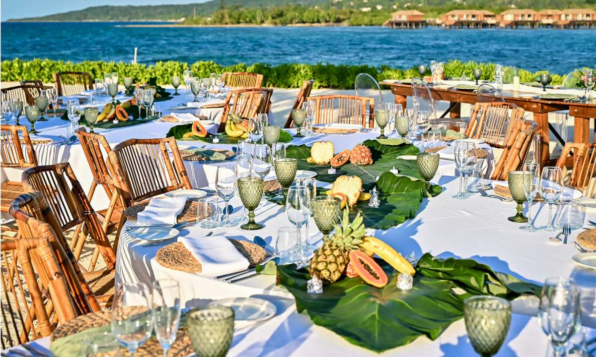 Mesas de banquetes con adornos tropicales