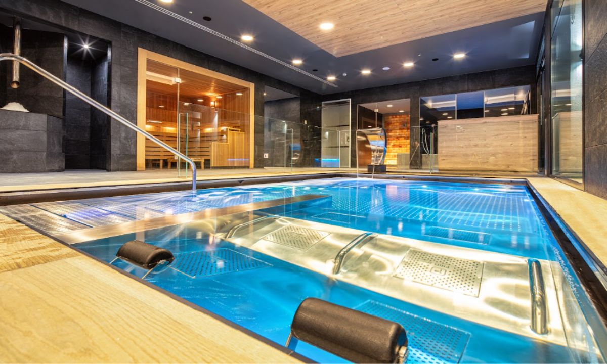 Circuito de hidroterapia en el spa interior del hotel Maspalomas Princess con piscina de chorros y sauna.