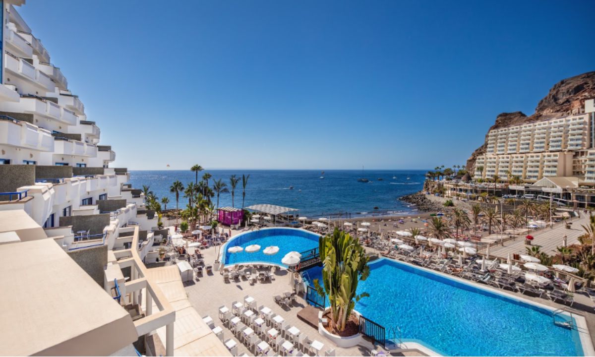 Vistas panorámicas del mar y zona de piscinas en el hotel TUI Blue Princess solo adultos.