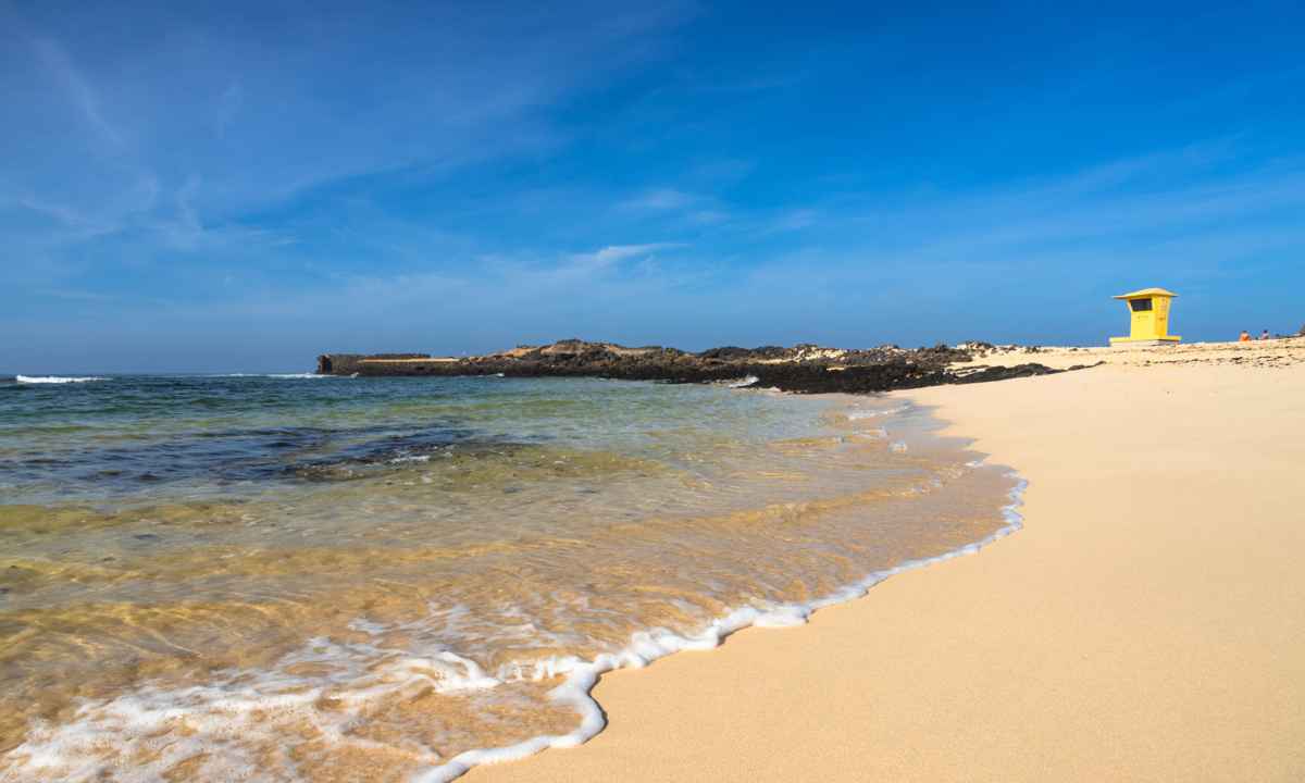 Aguas calmas y cristalinas en la Playa de La Concha en El Cotillo.