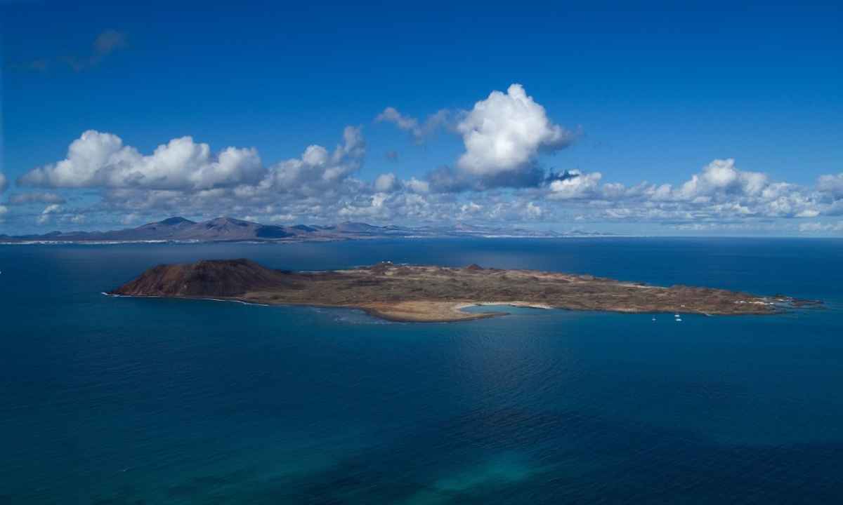 Perspectiva aérea de la Isla de Lobos, destino idóneo para una excursión corta en barco con la familia.
