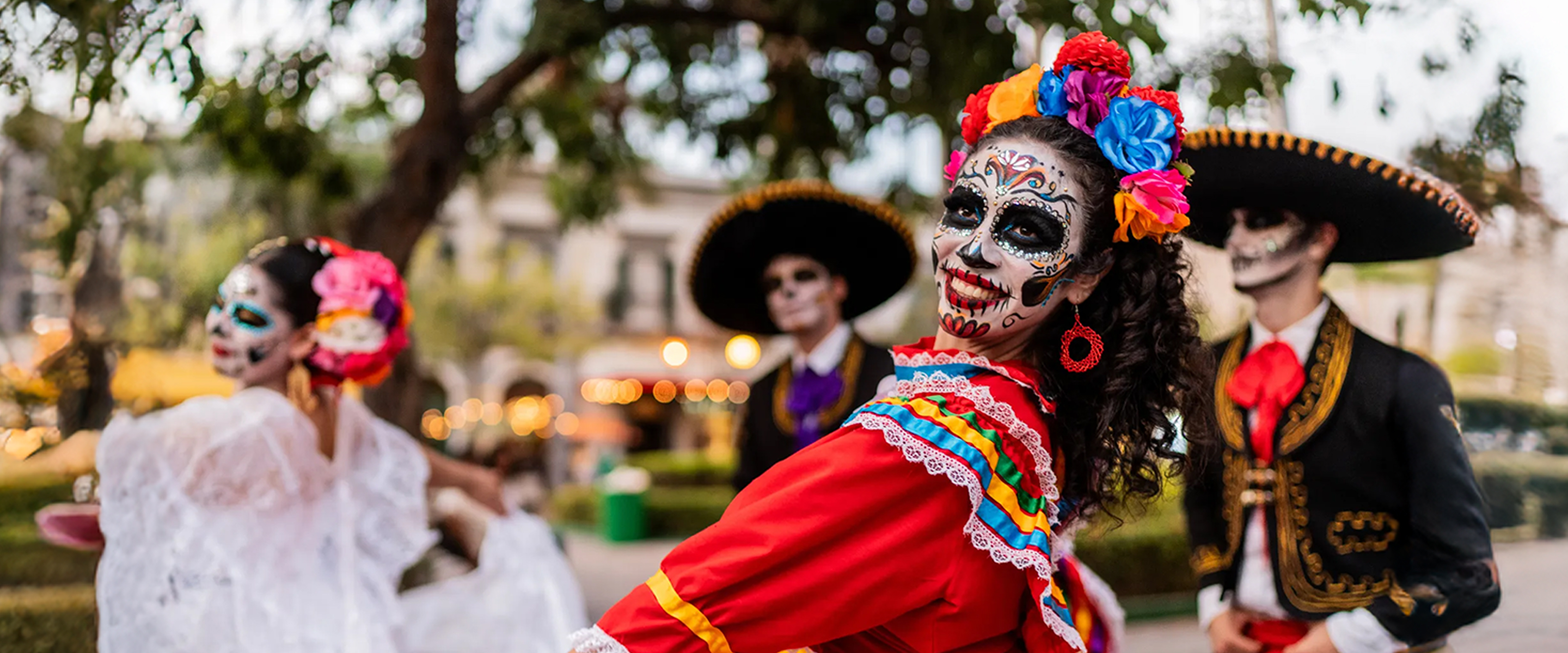 mujeres Catrinas bailando con mariachis