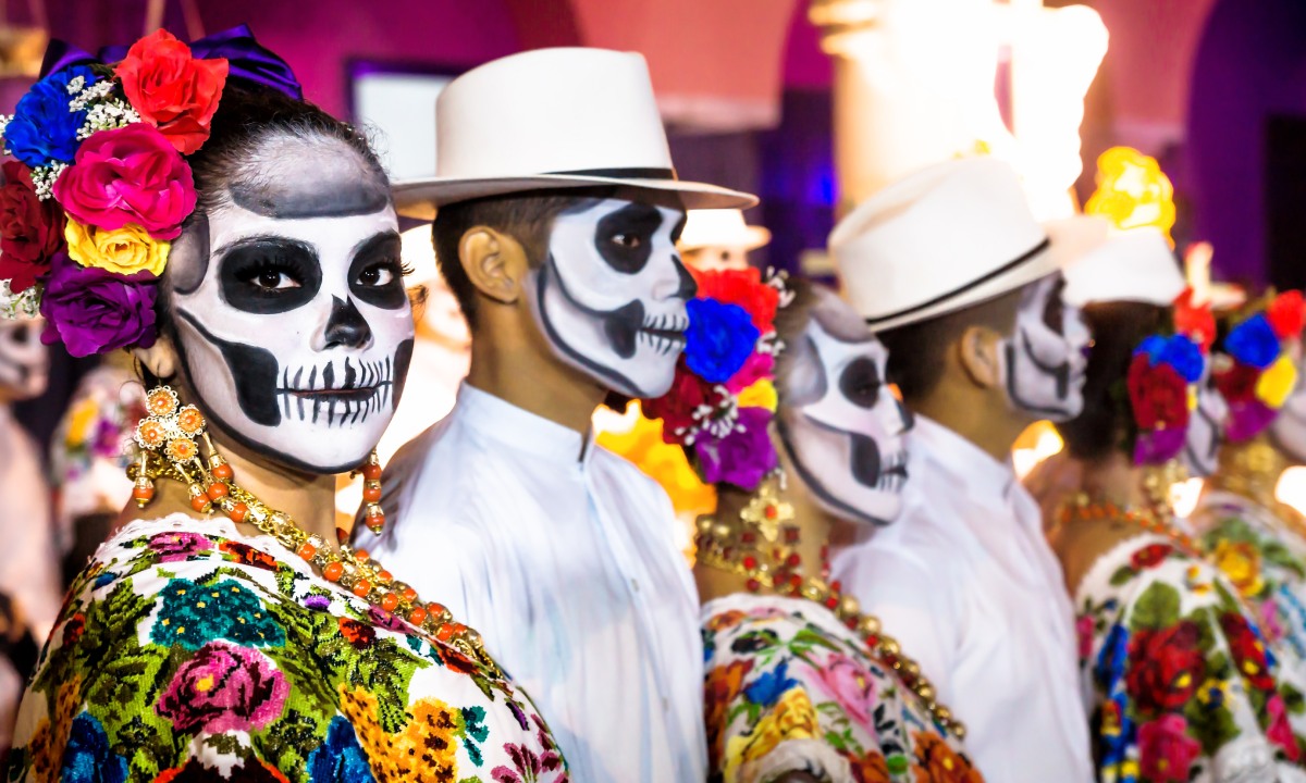 personas disfrazadas de muertos