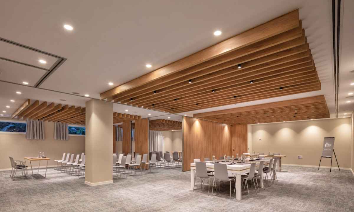 Salón de eventos en el hotel Maspalomas & Tabaiba Princess modular con acabados en madera, iluminación empotrada y mesas preparadas para reuniones.