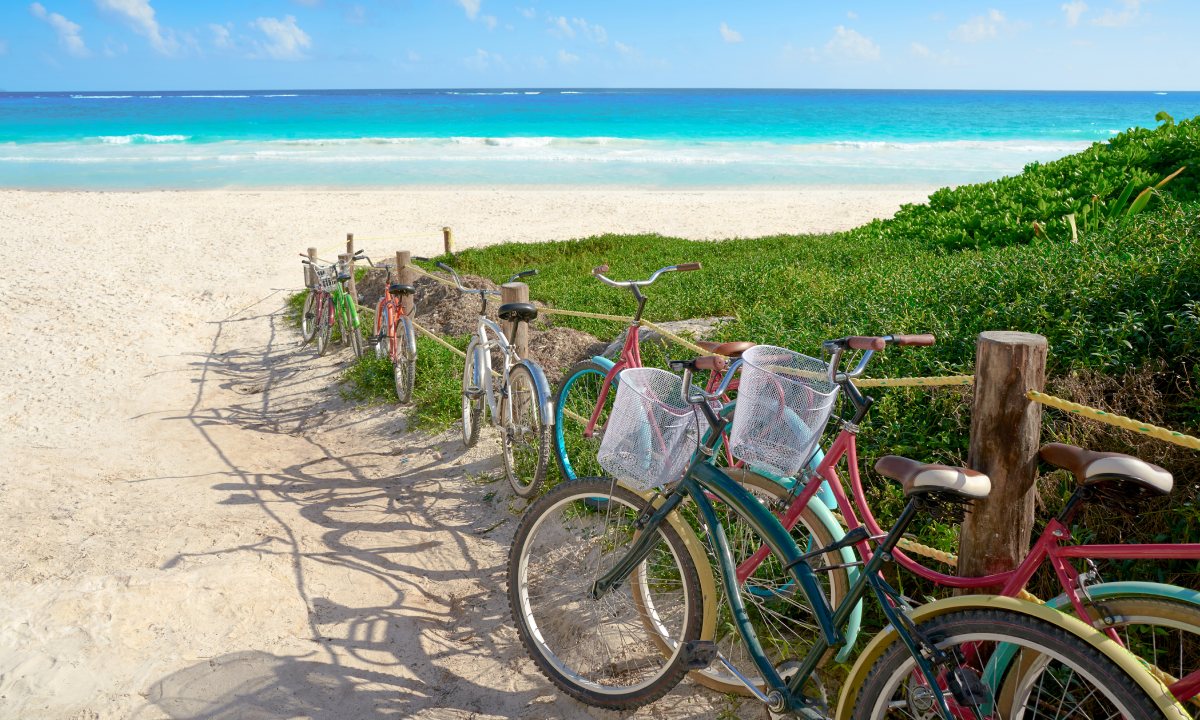 Bicicletas en playa de Playacar