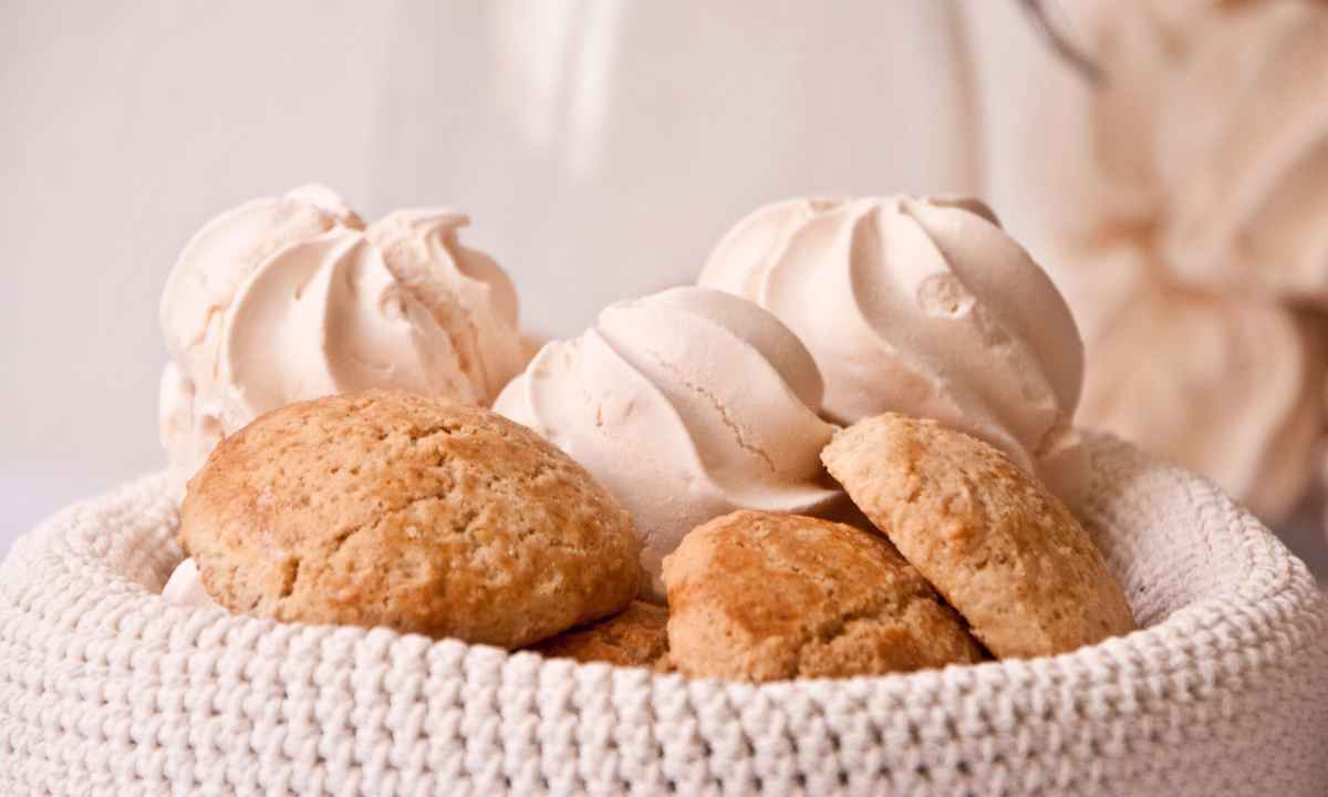 Cesta tejida con bizcochos de Moya y suspiros de merengue artesanales tradicionales de Gran Canaria.