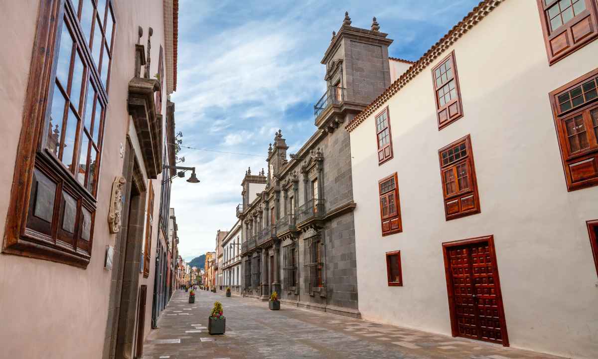 Calle peatonal del centro histórico de San Cristóbal de La Laguna con fachadas de arquitectura tradicional.