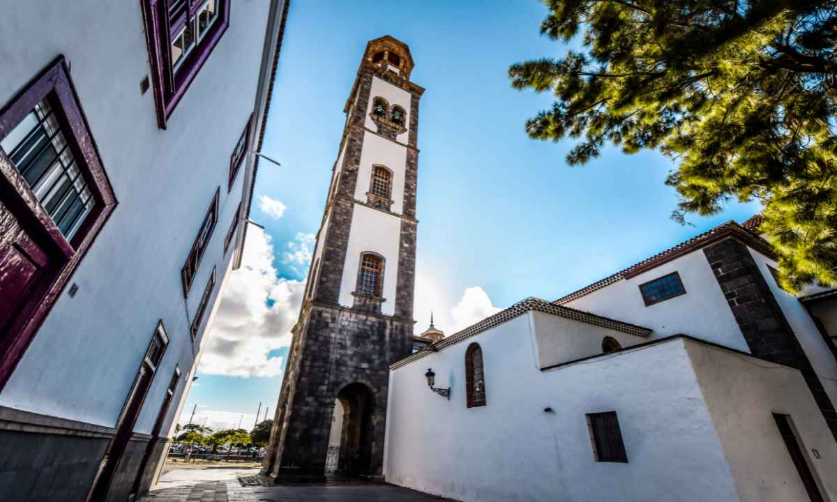 Torre campanario de la Iglesia de la Concepción en Santa Cruz de Tenerife desde una perspectiva inferior.