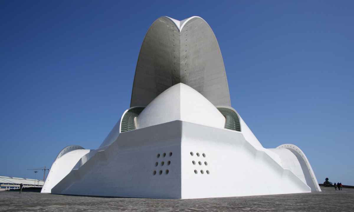 Estructura blanca de la fachada del Auditorio de Tenerife Adán Martín bajo un cielo despejado.