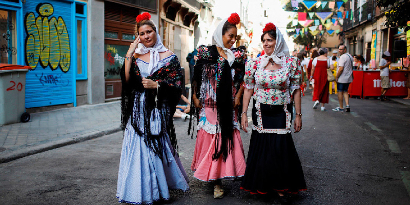 Un grupo de chulapas en las fiestas de La Paloma, en Madrid |EFE