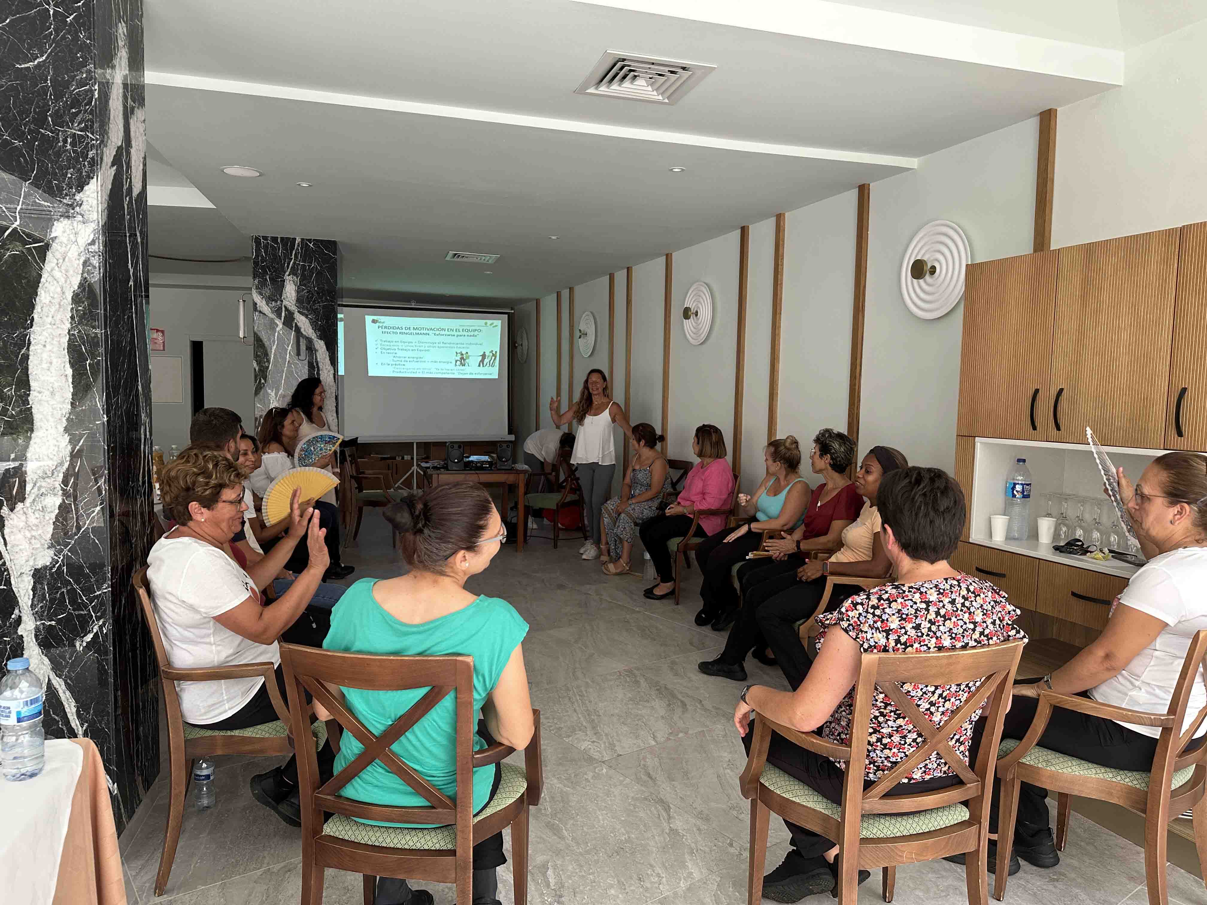 Sesi&oacute;n de Team Building en nuestro departamento de pisos en Col&oacute;n Guanahani. - Adrian Hoteles