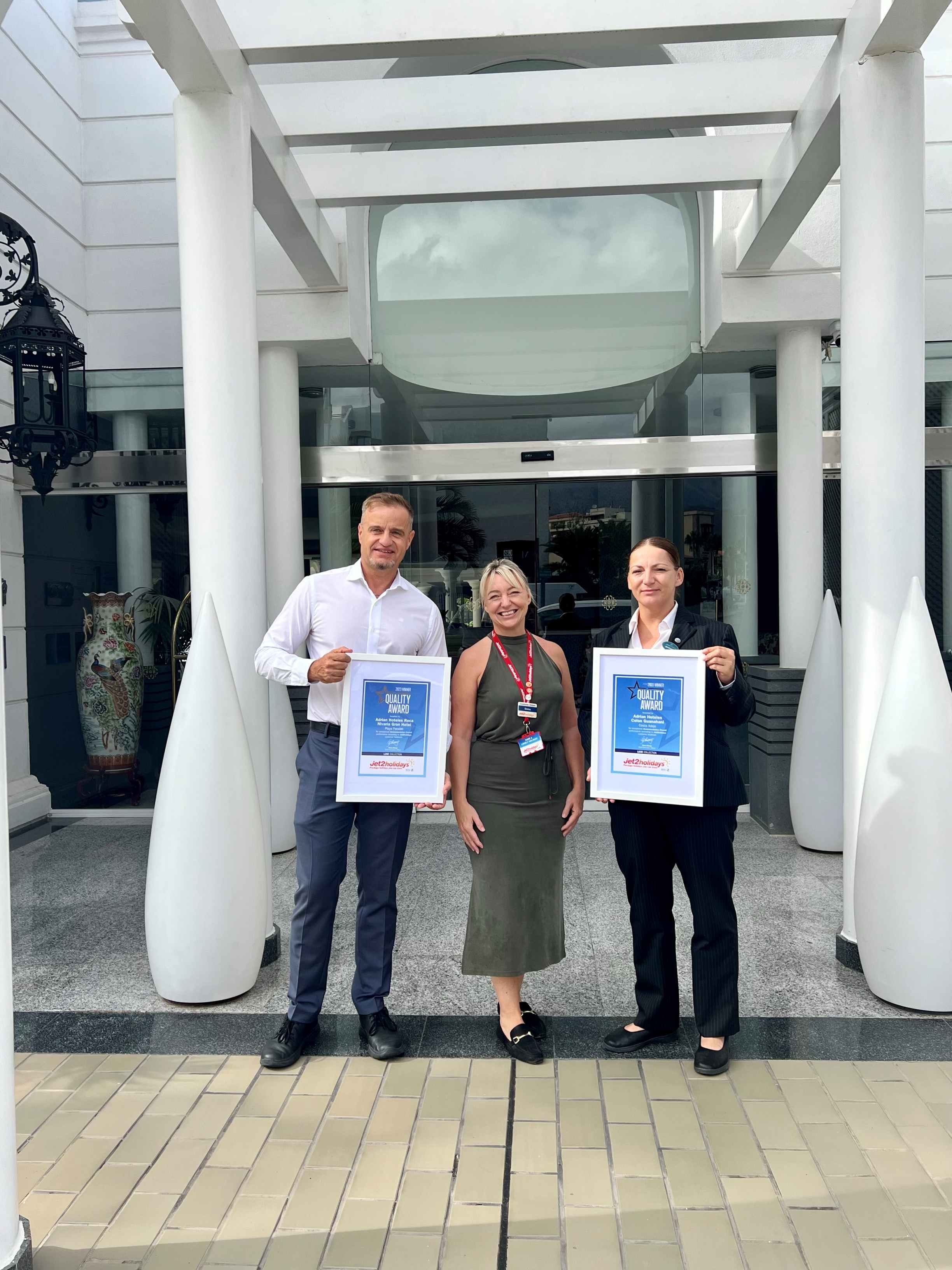 Recibimos los diplomas del Quality Award 2023 de Jet2Holidays - Adrian Hoteles