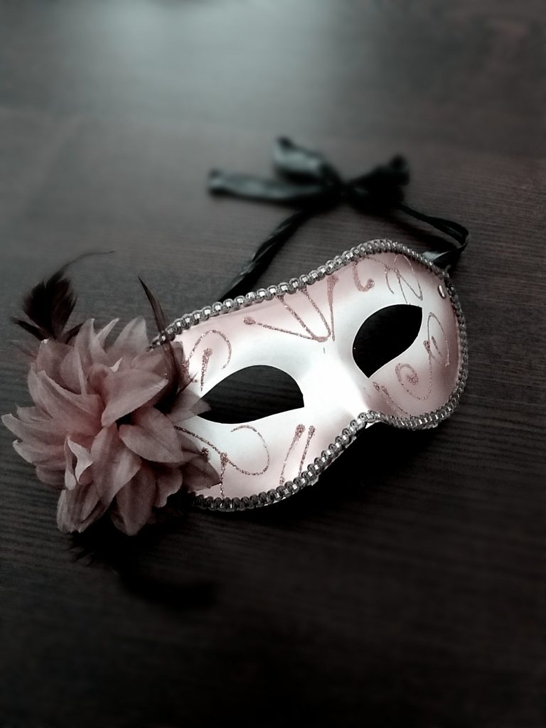 https://www.pexels.com/es-es/foto/mascara-de-carnaval-decorada-con-flor-rosa-3836671/